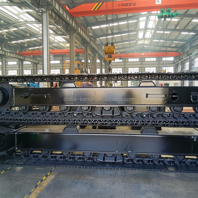 Assemblaggio del motore per il binario del carrello di un escavatore cat in officine di riparazione di macchine